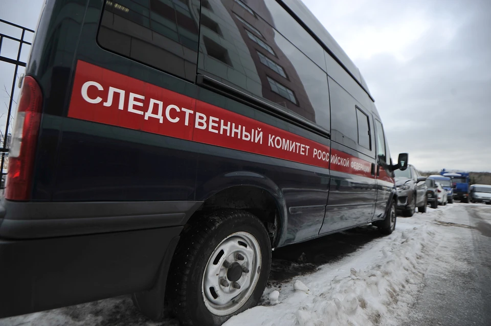 Сотрудники следственного комитета проводят осмотр места и опрашивают возможных свидетелей