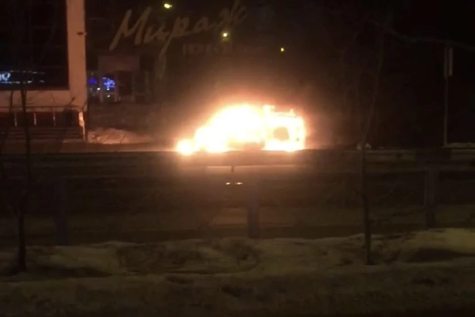 Вспыхнувший автомобиль у ночного клуба потушили 8 сотрудников МЧС на улице Пермякова в Тюмени