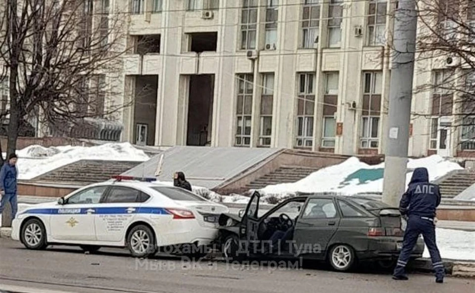 В центре Тулы на улице Советской столкнулись легковушка и патрульный автомобиль