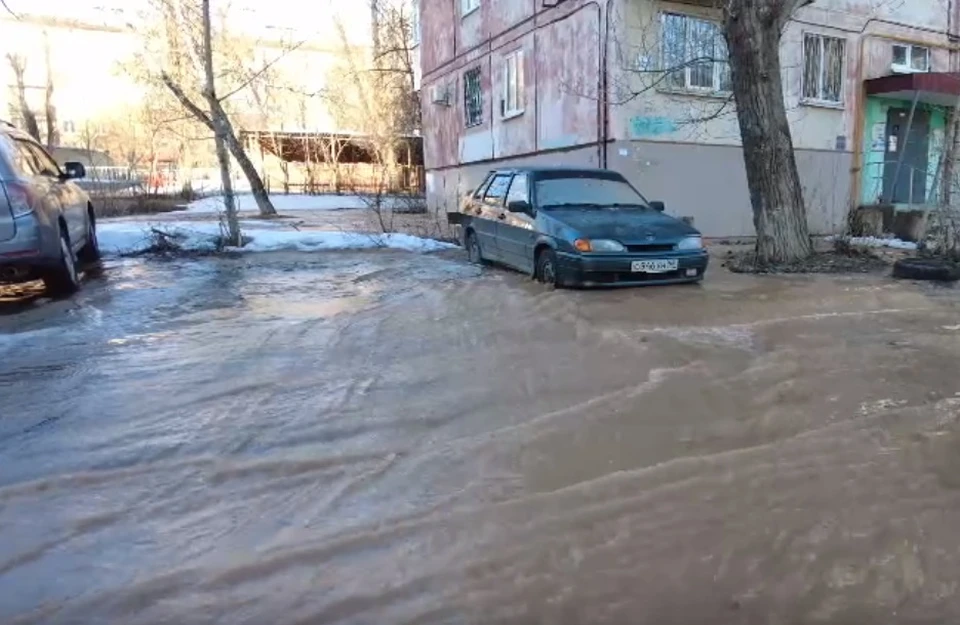 Бурный поток воды течет с улицы Гагарина в сторону улицы Советской Армии
