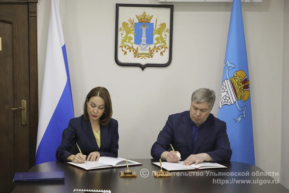 Алексей Русских и Дина Саттарова подписывают соглашение