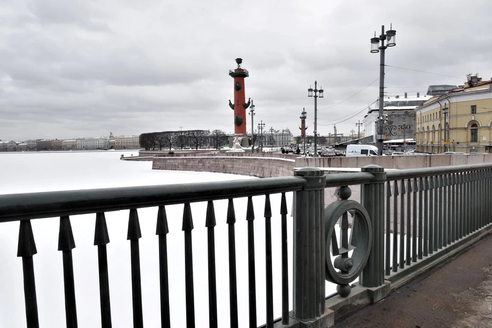 На Биржевой мост вернулись знаменитые перила с трезубцами / Фото: Мостотрест