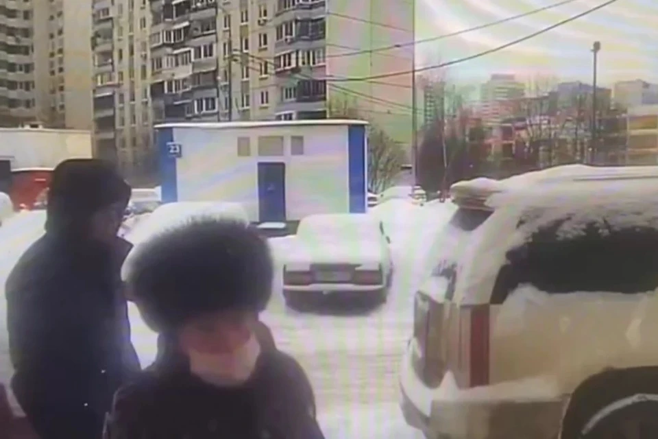 Злоумышленник подбежал к потерпевшей и выхватил из ее рук сумку