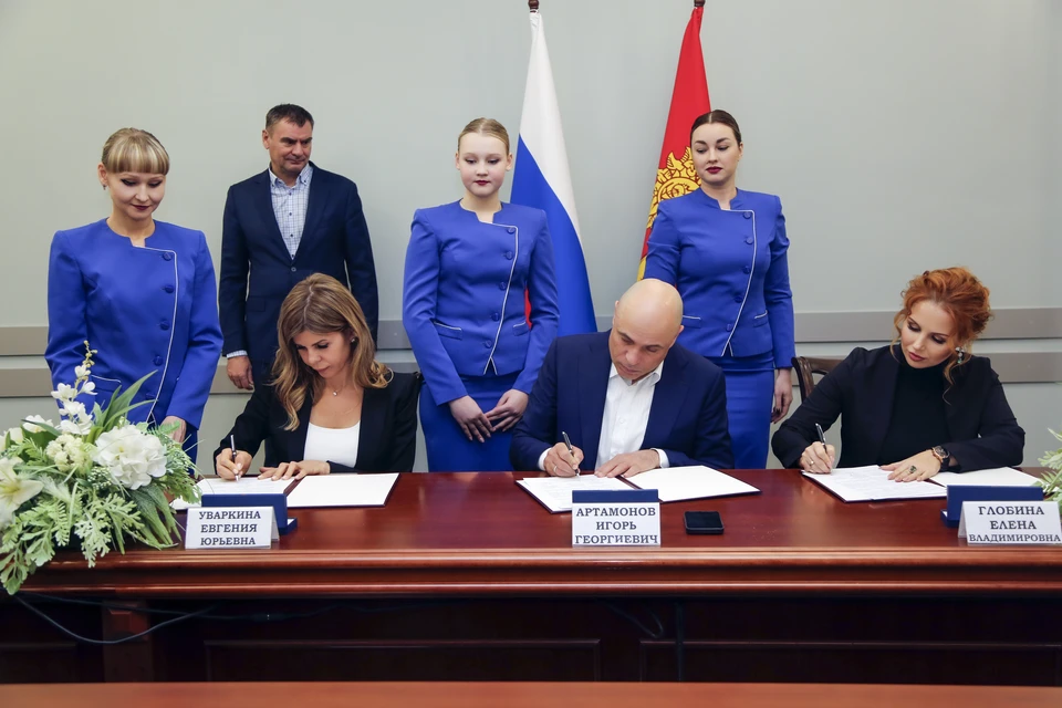 Губернатор Игорь Артамонов и мэр Евгения Уваркина подписали соглашение с инвестором о строительстве ФОК за 500 млн