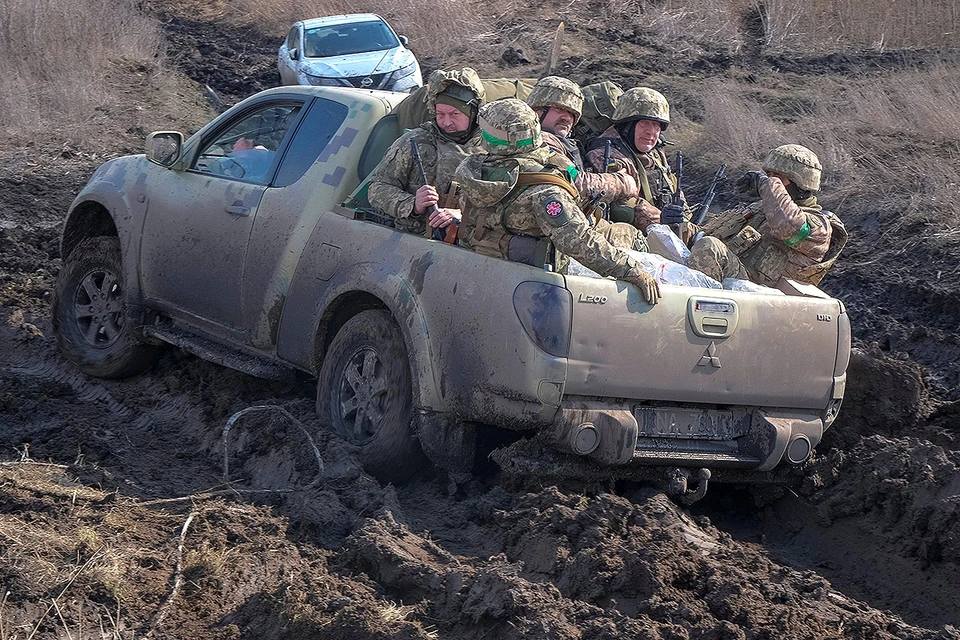Пикап с украинскими бойцами на фронте под Артемовском (Бахмут).