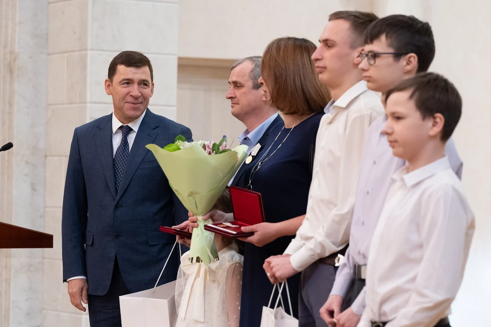 Евгений Куйвашев наградил свердловчан. Фото: департамент информационной политики Свердловской области