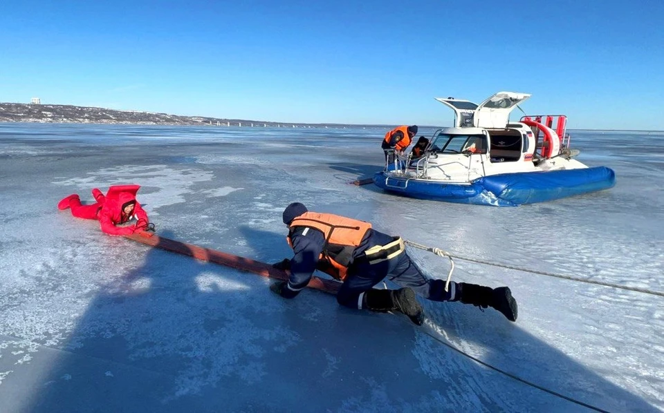 Спасатели провели тренировку на волжском льду