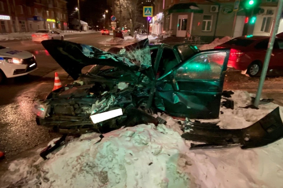 В результате пострадали водитель и пассажир одной из легковушек. Фото: ГИБДД Кировской области