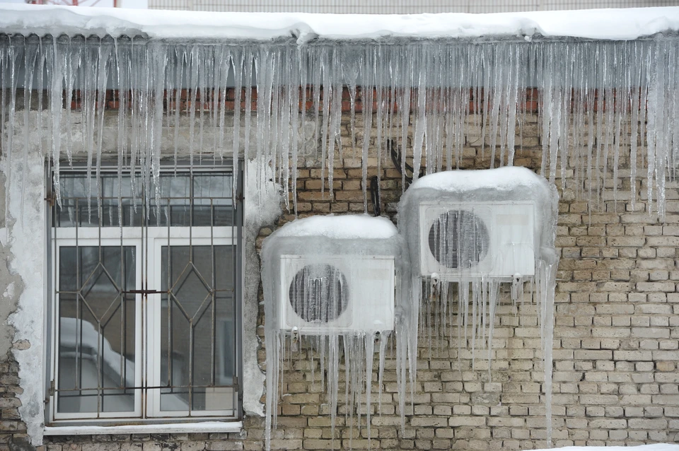 Двое взрослых и ребенок пострадали от падения льда с крыш в Нижегородской области.