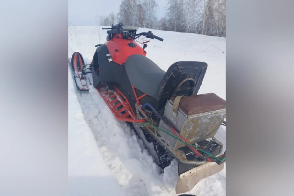 Под Новосибирском рецидивист украл снегоход за 150 тысяч рублей и застрял на нем в снегу. Фото: ГУ МВД НСО.