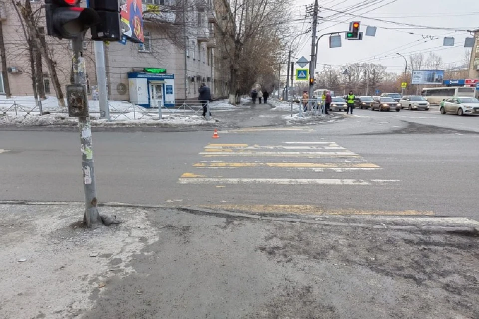 В Новосибирске водитель «Лэнд Крузера» сбил женщину на пешеходном переходе. Фото: ГИБДД по Новосибирску.