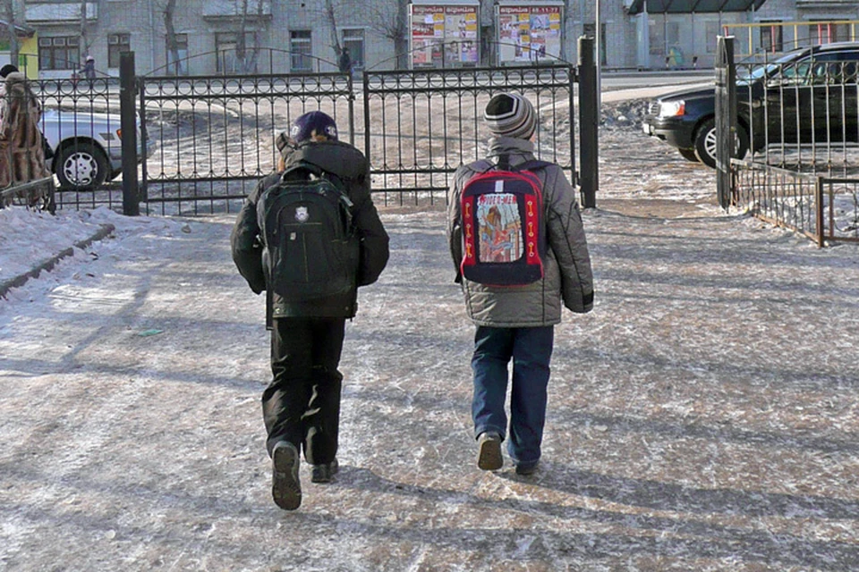 В Сургуте пара местных жителей накинулись на школьника и толкнули его в снег