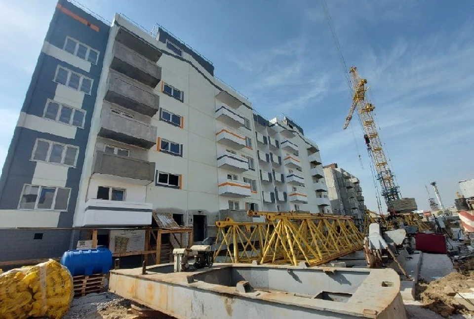 В городе продолжают восстанавливать и строить новые жилые дома и соцобъекты. Фото: Хуснуллин/ТГ