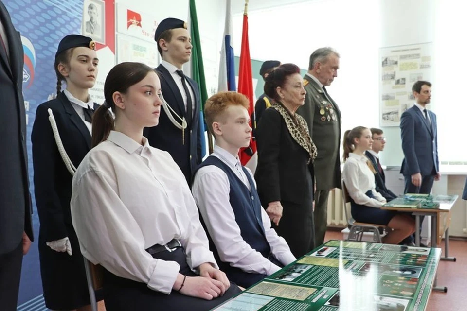 Две «Парты Героев» появились в школе №15 Хабаровска Фото: Единая Россия