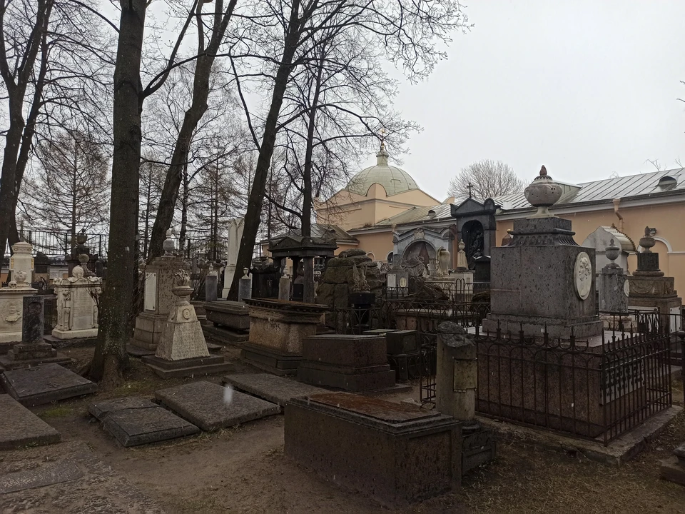 Иногда участники «Смертельного кафетерия» собираются на старинных кладбищах.