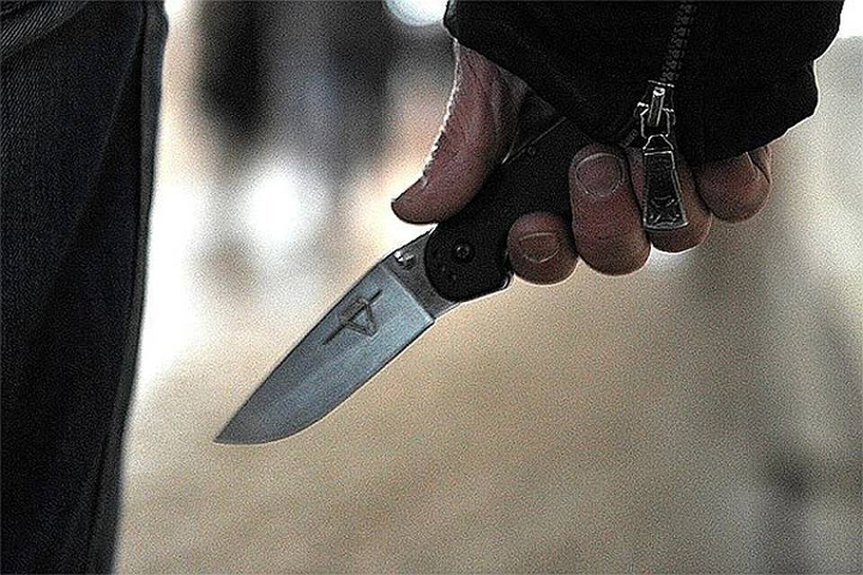 Сообщается, что парень достал нож после оскорблений от девушки.