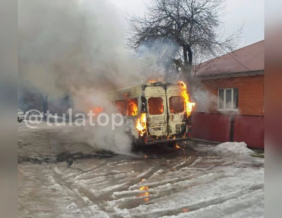 В Туле на улице Копровая сгорел микроавтобус Peugeot
