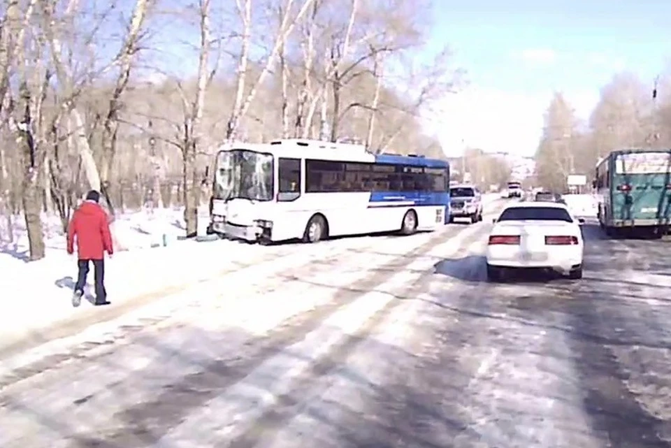 Автобус резко занесло Фото: скриншот из видео