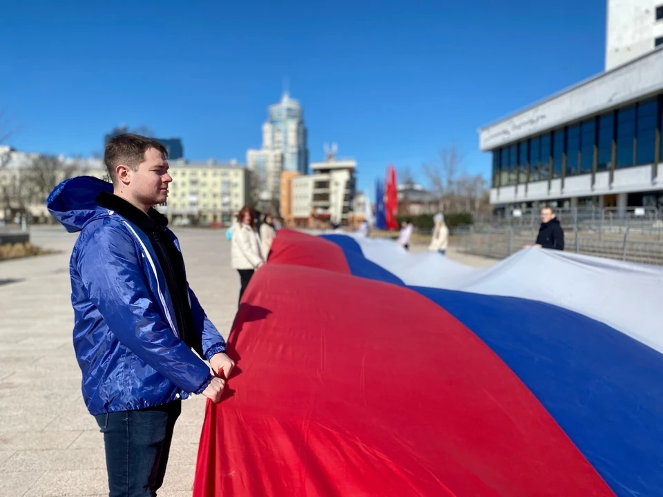 Огромный флаг России развернули напротив Воронежского концертного зала.