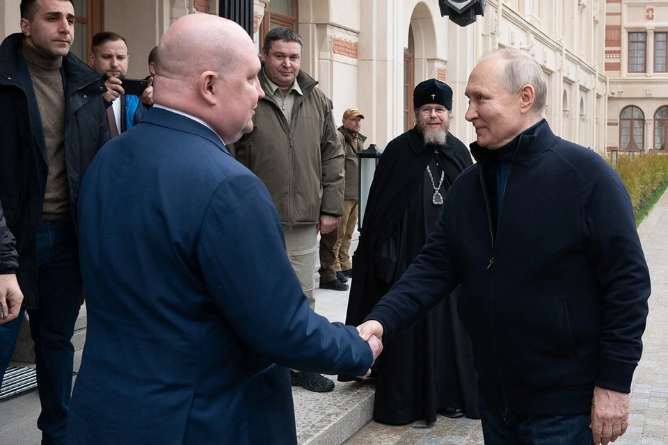 Президент Владимир Путин приехал в Севастополь за рулем автомобиля.