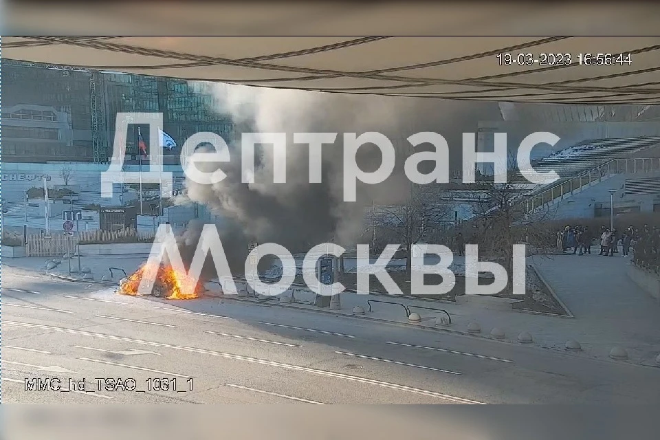 На Краснопресненской набережной в Москве загорелся автомобиль