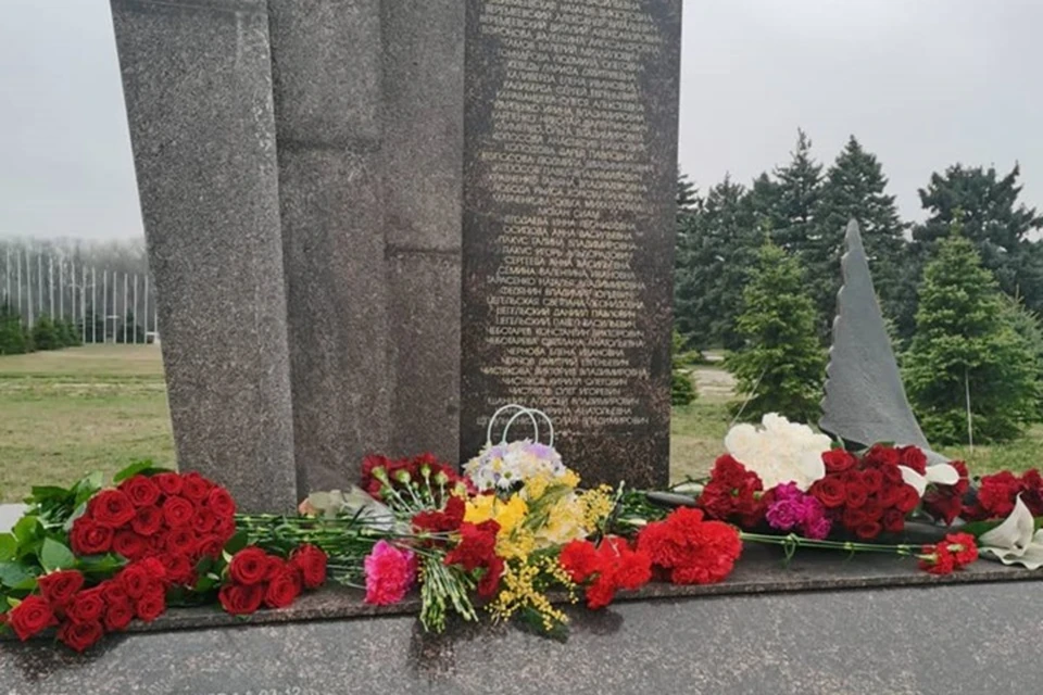Ростовчане возложили цветы к мемориалу. Фото: telegram-канал Алексея Логвиненко.