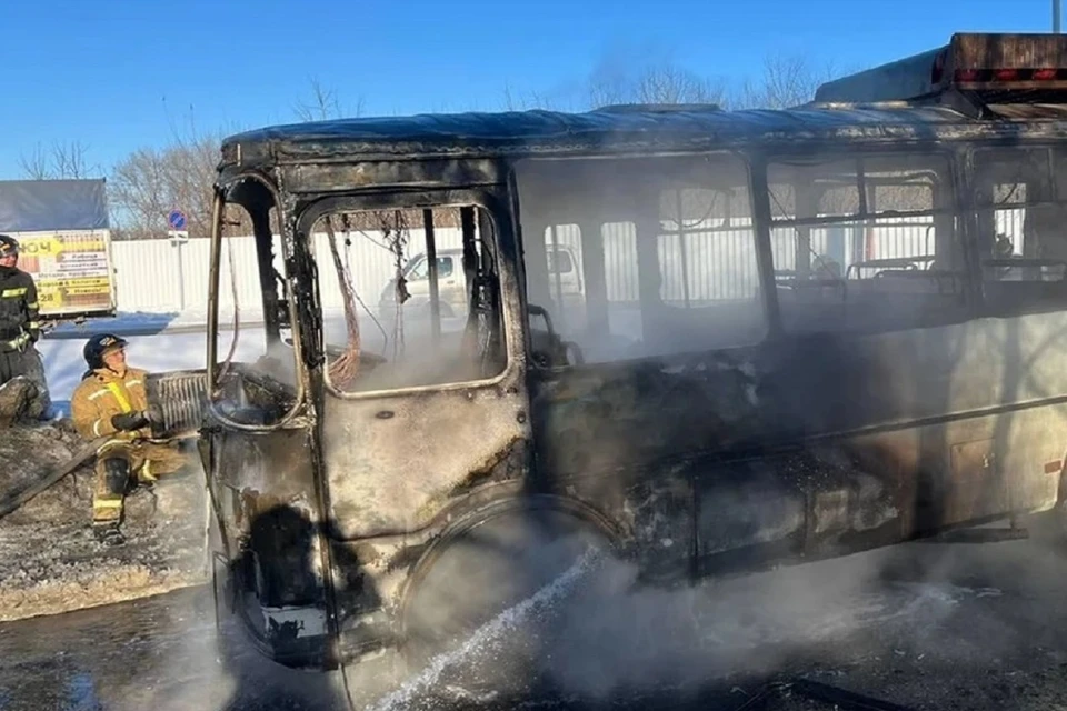 В полиции прокомментировали возгорания автобуса с 10-ю пассажирами в салоне. Фото: ГУ МЧС НСО.
