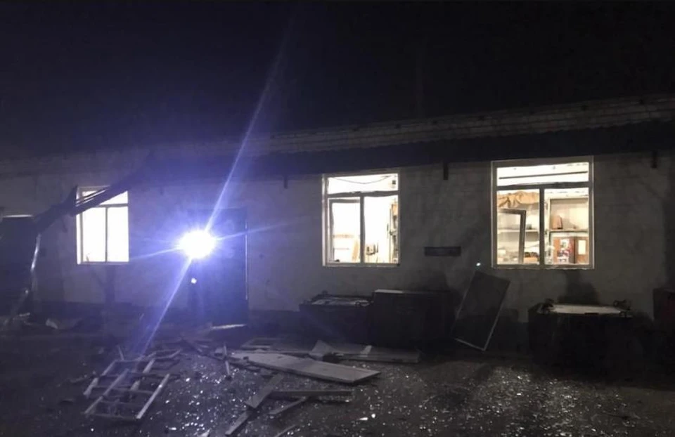 Обломки повредили дом и магазин. Фото: Олег Крючков