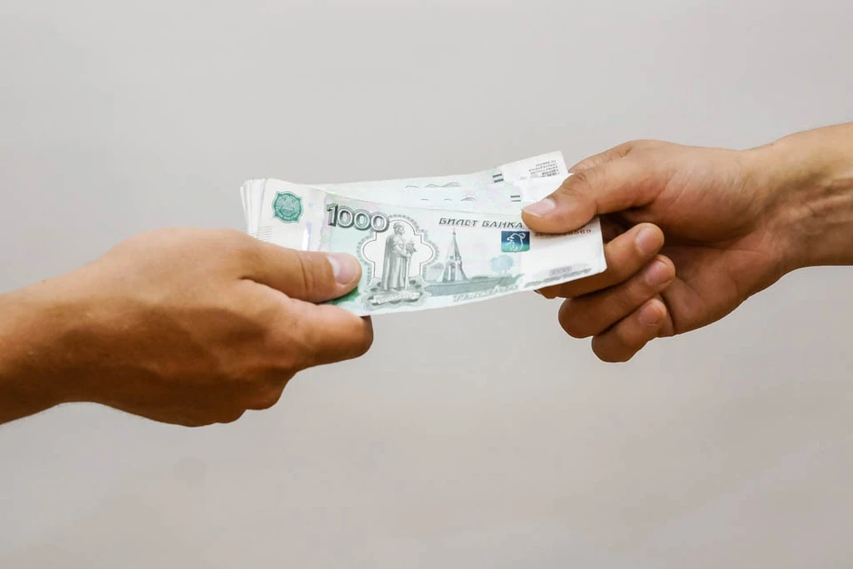 Деньги потерпевшие передавали незнакомому мужчине, и только после этого звонили родным