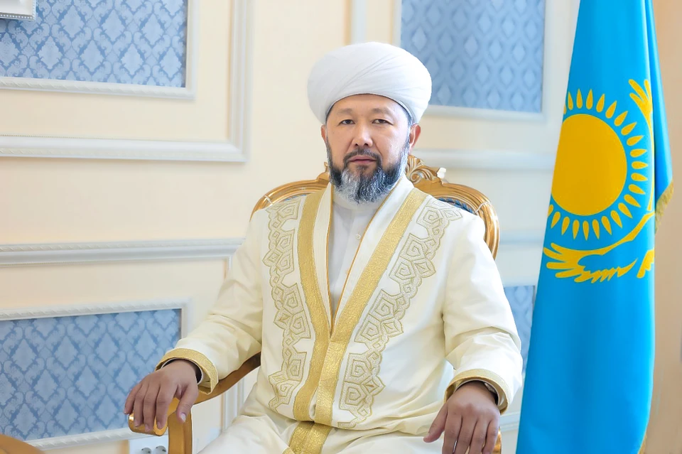 Согласно шариату, пост в этот месяц является обязанностью каждого, кто достиг половой зрелости и здоров. Еще одной обязанностью является пожертвование.