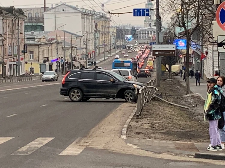 В центре Тулы на проспекте Ленина Honda въехала в забор