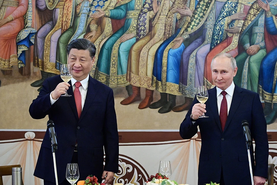 В самом начале застолья Владимир Путин подошел к микрофону и произнес тост