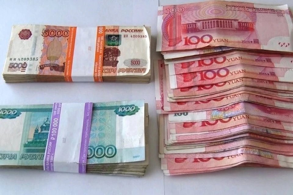 Таможенники задержали иностранца за контрабанду денег в аэропорту Хабаровска