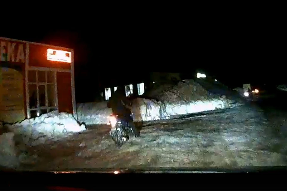 В Черепаново пьяный мотоциклист пытался уйти от преследования гаишников. Фото: стоп-кадр из видео