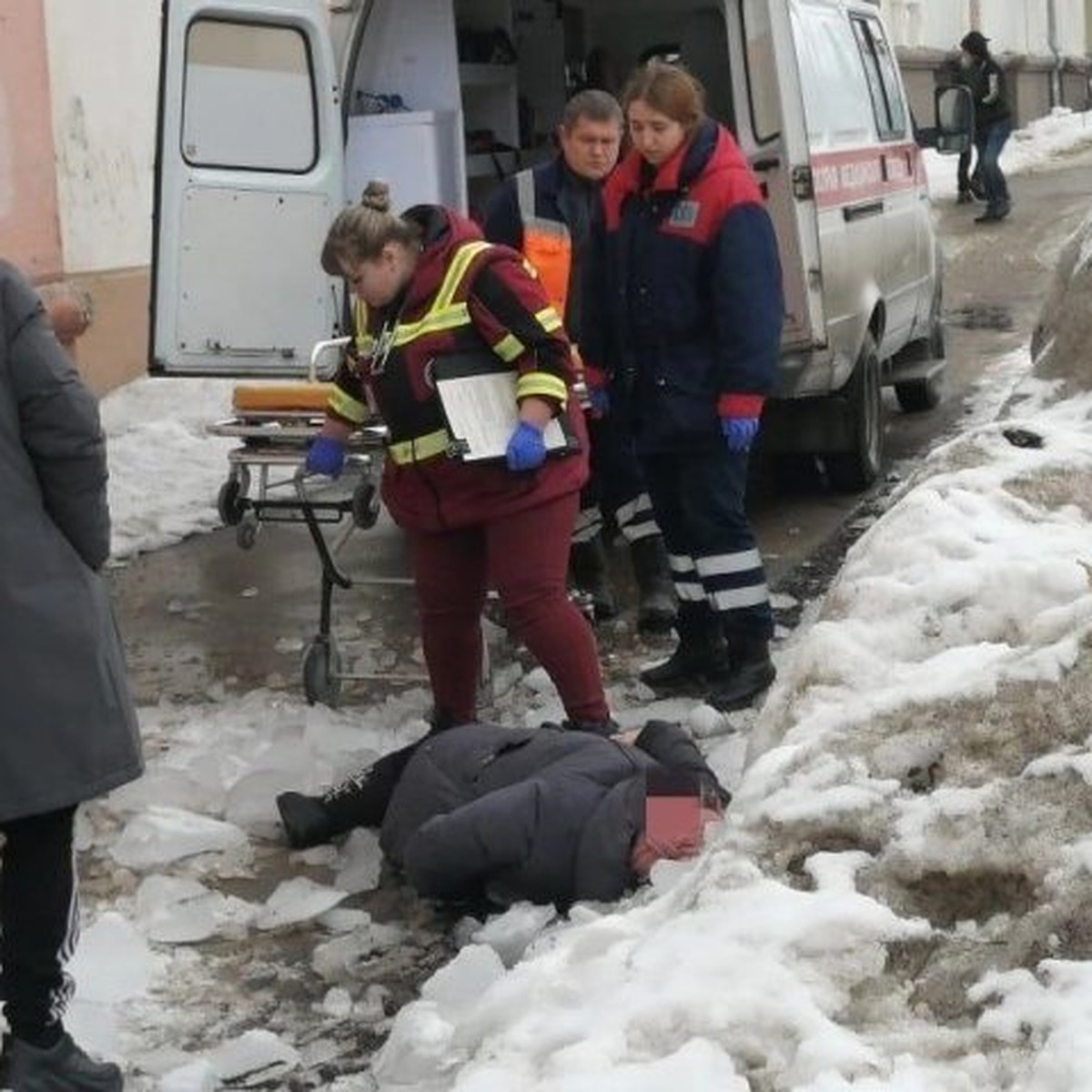 Врачи стабилизировали состояние женщины, на которую упала глыба льда в  Березниках - KP.RU