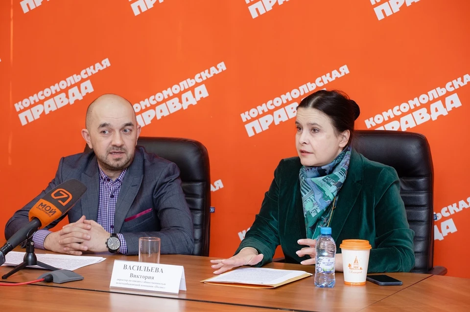 Виктория Васильева на пресс-конференции рассказывает о конкурсе «Полюс. Золотой сезон». Фото предоставлено организаторами фестиваля