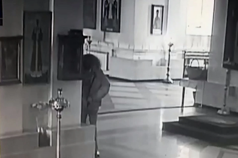 Мужчина снят образ со стены и вынес из храма под курткой. Скриншот с видео