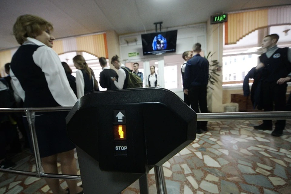 В школах Ярославской области продолжаются проверки соблюдения норм антитеррористической и антикриминальной защищенности.