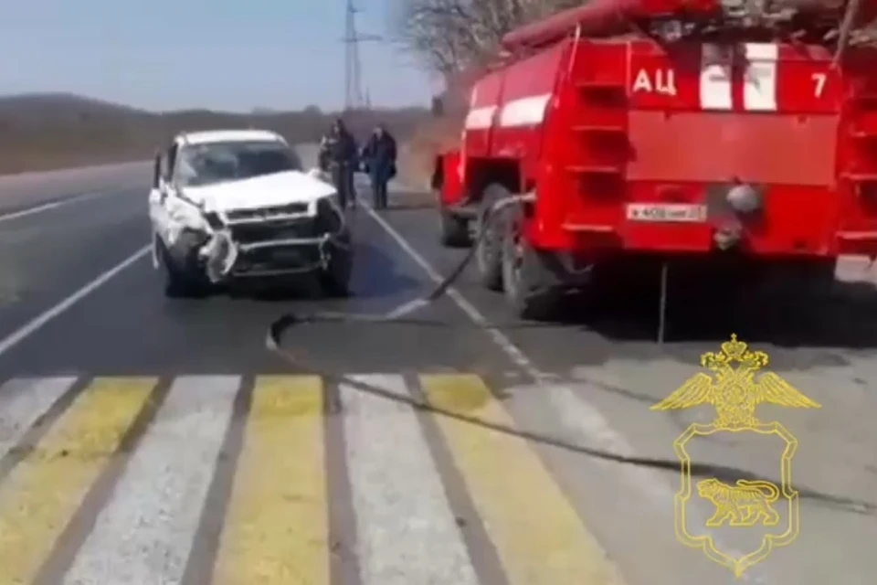 На место ДТП на Американском перевале прибыли полицейские, пожарные и медики.