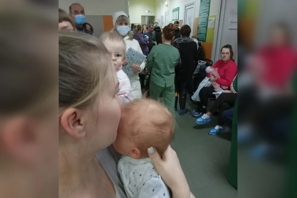 В небольшом помещении мамам с детьми на руках приходится стоять. ФОТО: читатель КП