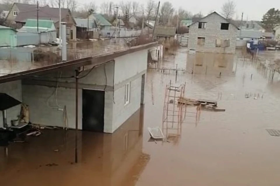 Стихия нанесла ущерб не только улицам, но и большинству домовладений сельчан
