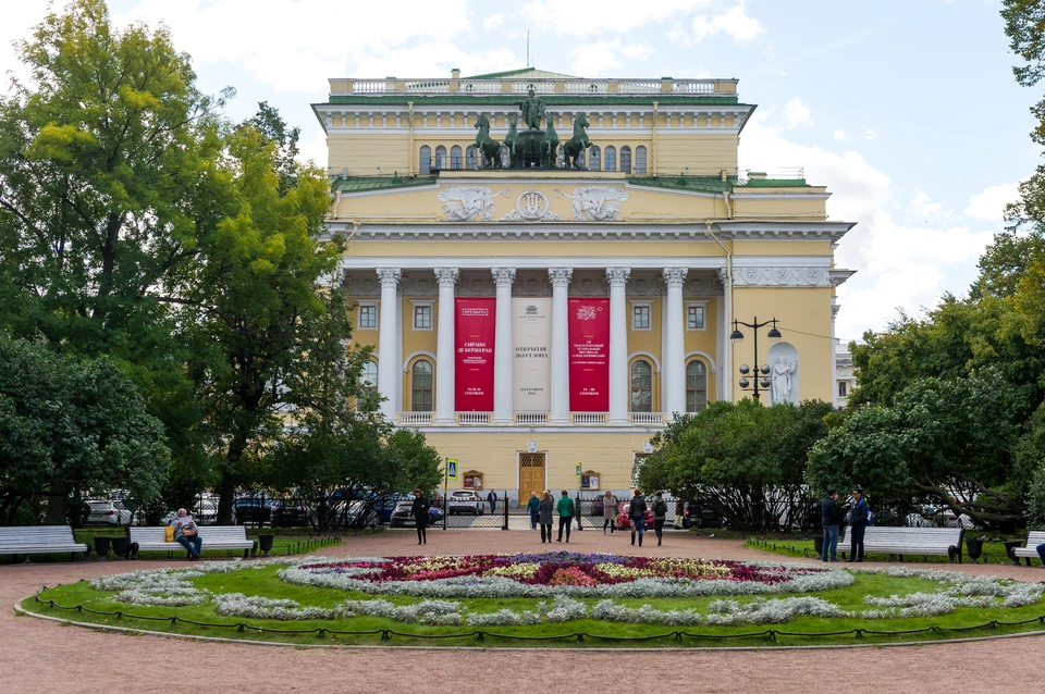 Театры санкт петербурга ноябрь. Александринский драматический театр в Петербурге 1824. Александринский театр СПБ летом. Александринского театра Псковский театр. Проект нового здания Александринского театра в Коломенском.