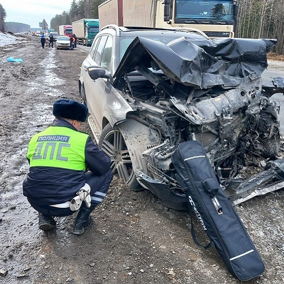 Под Ачитом в столкновении Mercedes и грузовика погибла 22-летняя девушка,  еще пятеро пострадали - KP.RU