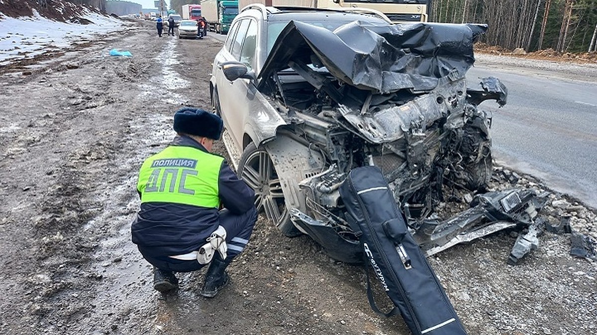 Под Ачитом в столкновении Mercedes и грузовика погибла 22-летняя девушка,  еще пятеро пострадали - KP.RU