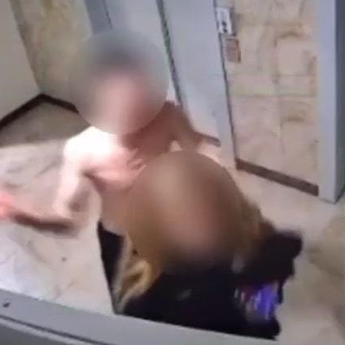 Девушка с парнем на лестнице в подъезде снимают домашнее русское порно - Порно онлайн