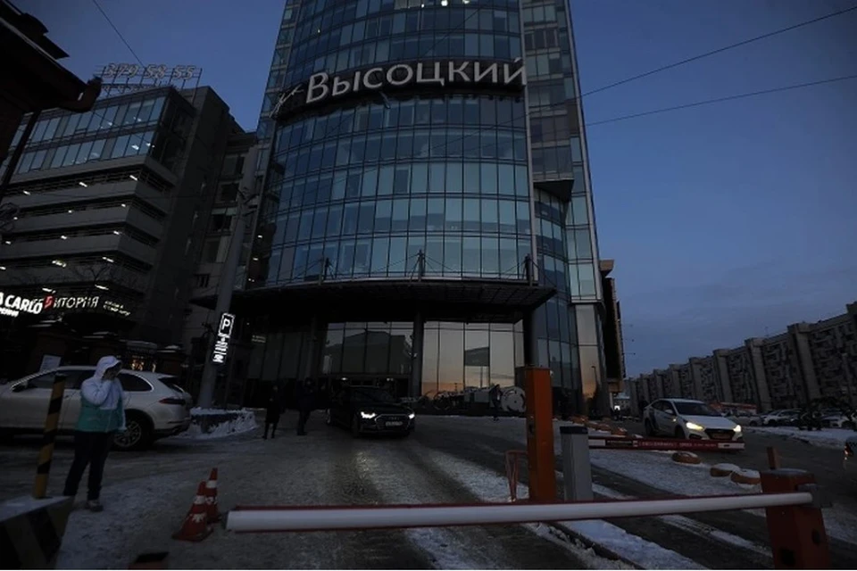 Мужчина выломал сначала один бутылек и положил его в карман куртки