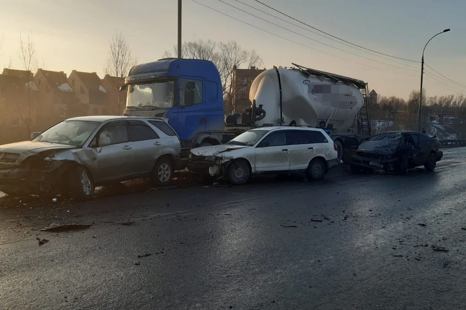 На Бердском шоссе произошло массовое ДТП. Фото: ГИБДД Новосибирска.