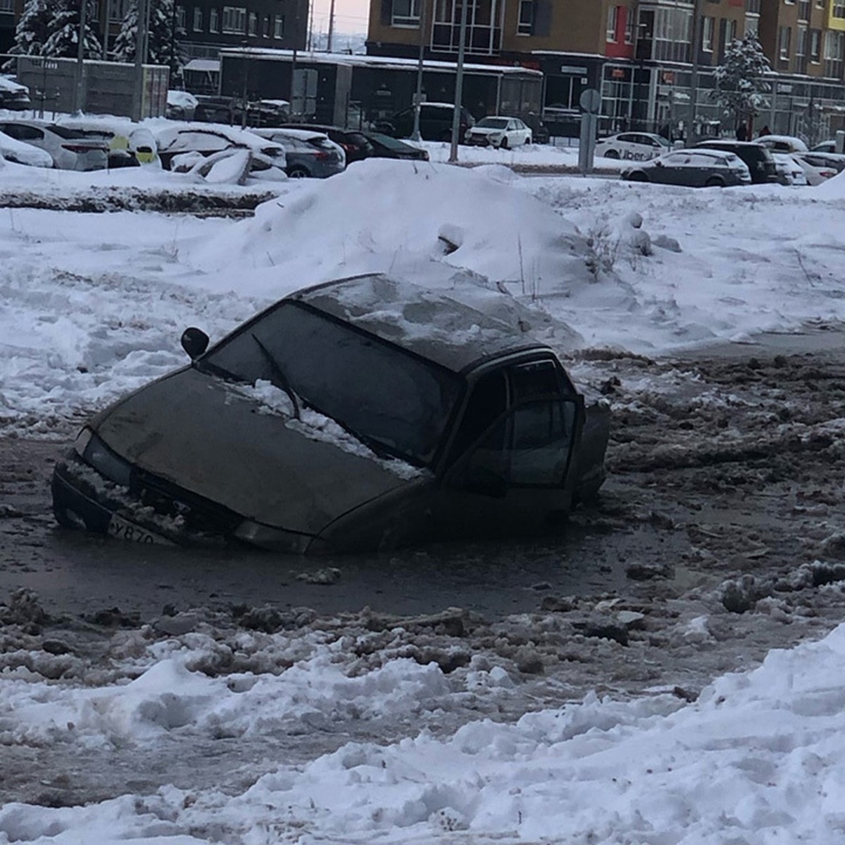 Утонувшим в муринской луже автомобилистам не будут компенсировать  причиненный ущерб - KP.RU