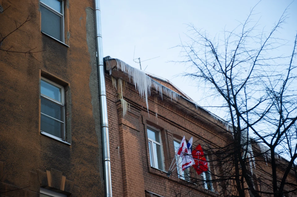 Глыба льда с крыши у Московского парка Победы отправила в больницу пенсионера