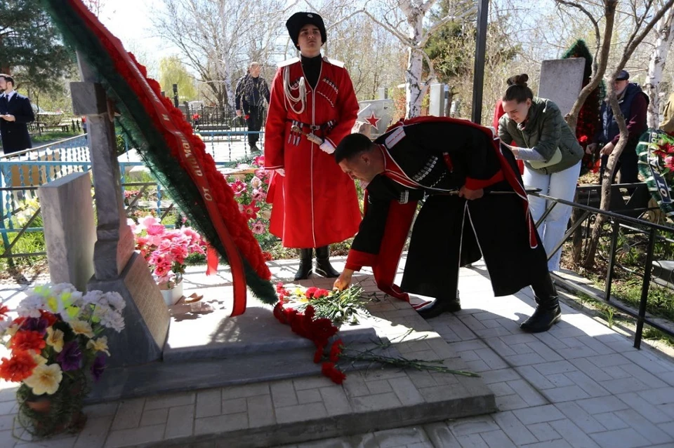 Все присутствующие возложили венки и цветы к могилам погибших в Приднестровье и Абхазии казаков.